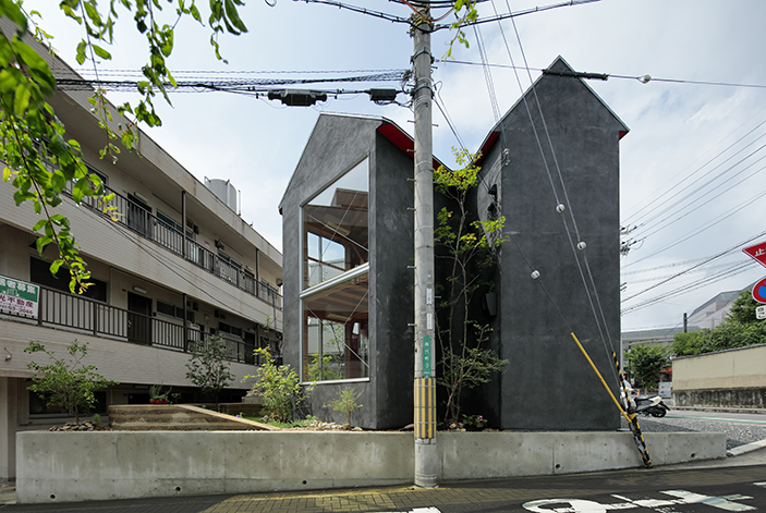 大阪府河内長野市に建つ住宅キノコハウスの墨モルタルの外観デザイン